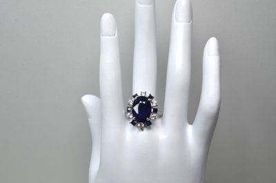 gros plan de la main d'une personne portant une bague