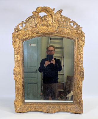 un homme se prenant en photo dans un miroir