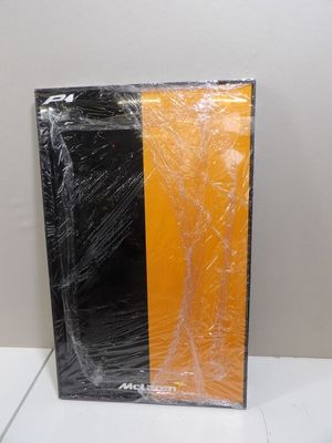 un cadre photo orange et noir posé sur un comptoir blanc