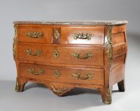 Commode de forme galbée en noyer ouvrant par quatre tiroirs …