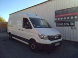 la camionnette blanche est garée devant un bâtiment