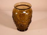 un vase en verre brun orné d'un motif floral