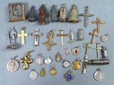 beaucoup d'objets religieux sur la table