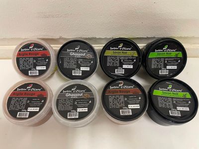 six glaces de parfums différents posées sur un comptoir
