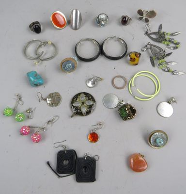 Réunion de bijoux fantaisie (bagues, pendentifs, boucles d'o…