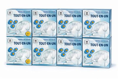 quatre boîtes de brosses à dents sont empilées les unes sur les autres