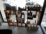 de nombreuses bouteilles d'alcool exposées dans la vitrine d'un magasin