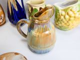 de nombreux types de vases différents posés sur une table