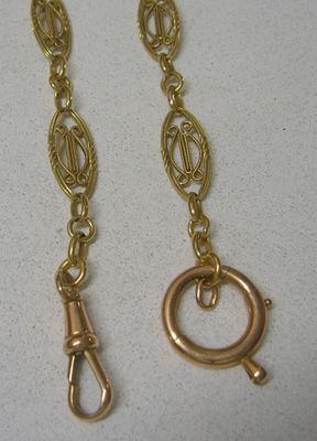 deux paires de boucles d'oreilles dorées, avec un crochet et une boucle