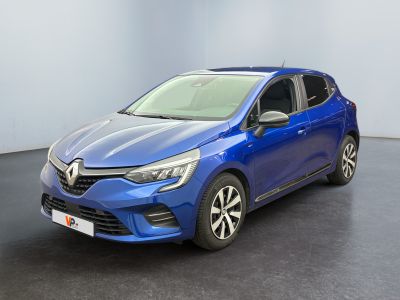 une voiture bleue garée dans une pièce au sol noir