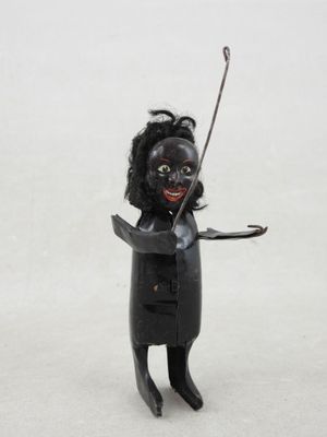 figurine représentant une femme tenant un bâton à la main