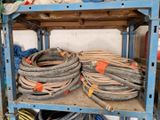 Plusieurs tuyaux sont empilés sur une étagère dans un garage.
