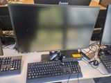 un bureau équipé d'un ordinateur, d'un clavier, d'une souris et d'un écran