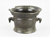 un petit vase en bronze à deux anses sur fond blanc