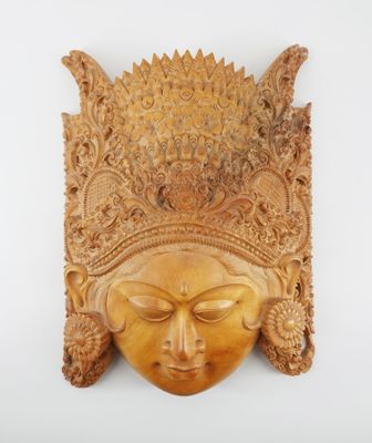 Masque décoratif indonésien représentant une femme avec une …