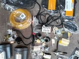 de nombreux équipements électriques posés à même le sol