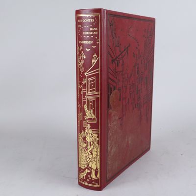 un vieux livre à la couverture rouge posé sur une table
