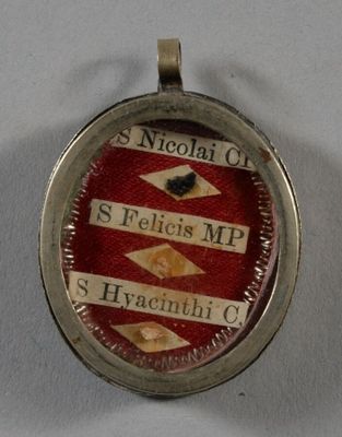 une photo d'un pendentif sur lequel figure le portrait d'une personne