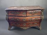 une commode en bois avec un plateau en marbre