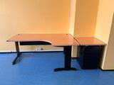un bureau avec un ordinateur dans une pièce