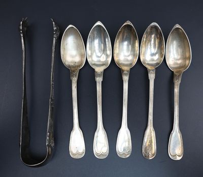 six cuillères et un repose-cuillère posés sur une table devant un fond noir