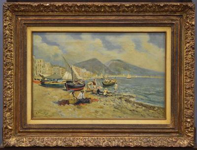 tableau représentant une scène de plage avec des bateaux sur le rivage et une montagne en arrière-plan