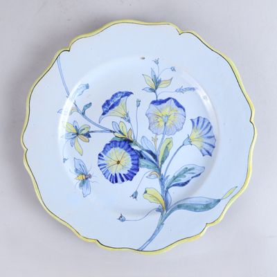 une assiette bleue et jaune décorée de fleurs