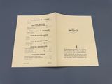 un gros plan sur un livre ouvert sur lequel figure un menu
