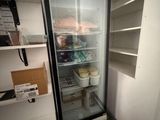 un réfrigérateur dans lequel se trouvent des aliments