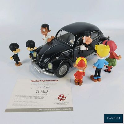une petite voiture noire entourée d'un tas de figurines