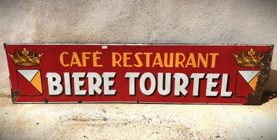 une enseigne rouge sur laquelle on peut lire « Café-restaurant Béré Tourtel »