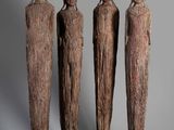 trois statues en bois représentant des femmes debout les unes à côté des autres