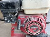 un petit moteur fixé à l'arrière d'un tracteur