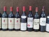 plusieurs bouteilles de vin sont alignées sur une table