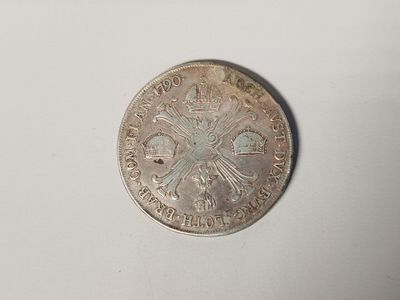 gros plan d'une pièce d'argent sur une surface blanche