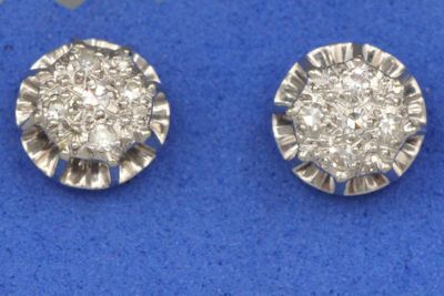 une paire de boucles d'oreilles en diamant sur un fond bleu