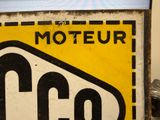 a sign that says moteur on the side of a building