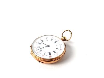 une petite montre de poche en or avec des chiffres romains