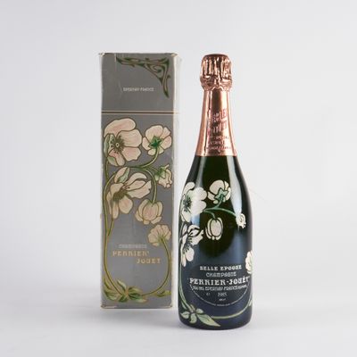 une bouteille de champagne à côté d'un bouquet de fleurs