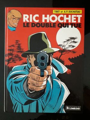 la couverture d'une bande dessinée représentant un homme tenant un pistolet