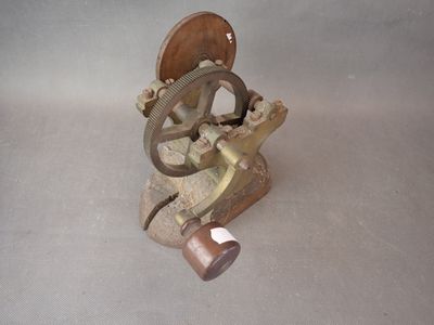 un petit objet en bois posé sur une table