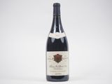 une bouteille de vin posée sur une table blanche