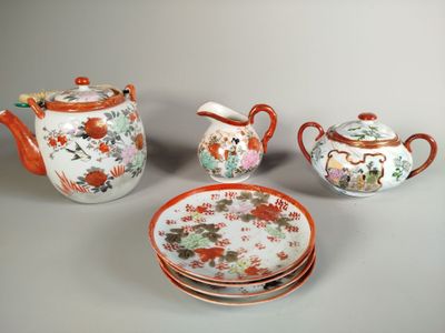 trois types différents de théières et d'assiettes sur la table