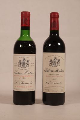 deux bouteilles de vin posées l'une à côté de l'autre sur une table