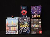 de nombreux jeux de cartes posés sur une surface noire