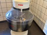 une photo d'un mixeur dans une cuisine aux murs carrelés
