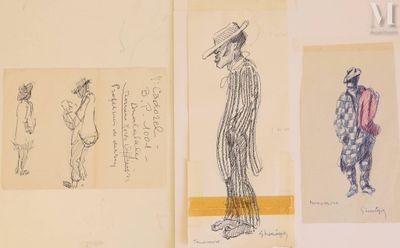 Plusieurs dessins représentant des personnes portant des chapeaux et des vêtements sont accrochés au mur.