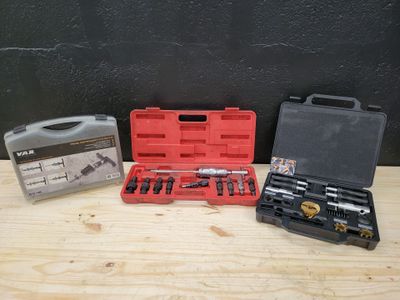 trois outils posés sur une table