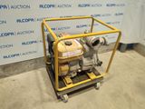 l'image d'une petite pompe posée sur un chariot dans une pièce