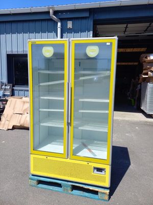 deux portes vitrées posées sur une palette à l'extérieur